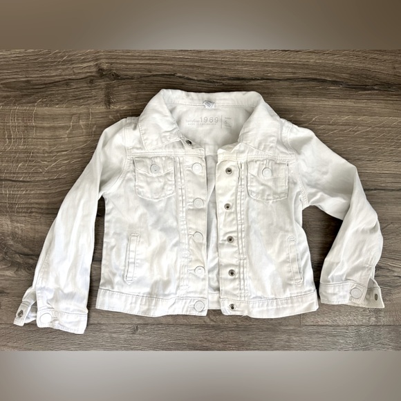 Girls Gap White Jean Jacket - Size 5 - Snap Button Up - Picture 1 of 3